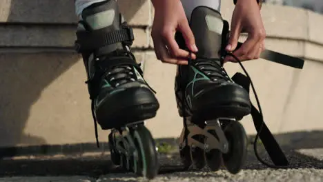 Hände Der Sportlerin Binden Rollschuh