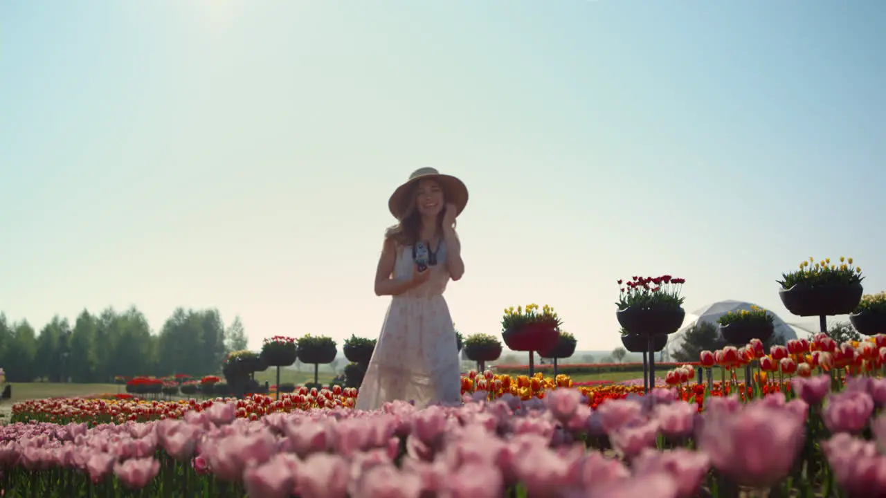 Hermosa Mujer Riendo En El Jardín De Flores De Primavera Bella Dama Caminando En El Prado