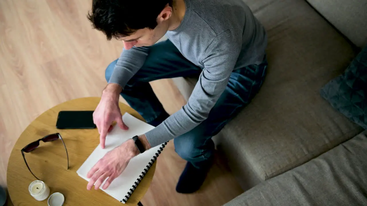 Ciego Leyendo Un Libro En Braille Mientras Se Sienta En El Sofá En Casa 2