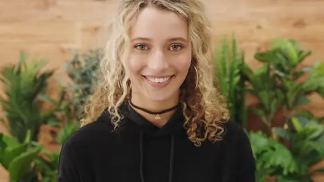 Cara De Mujer Joven Sonrisa