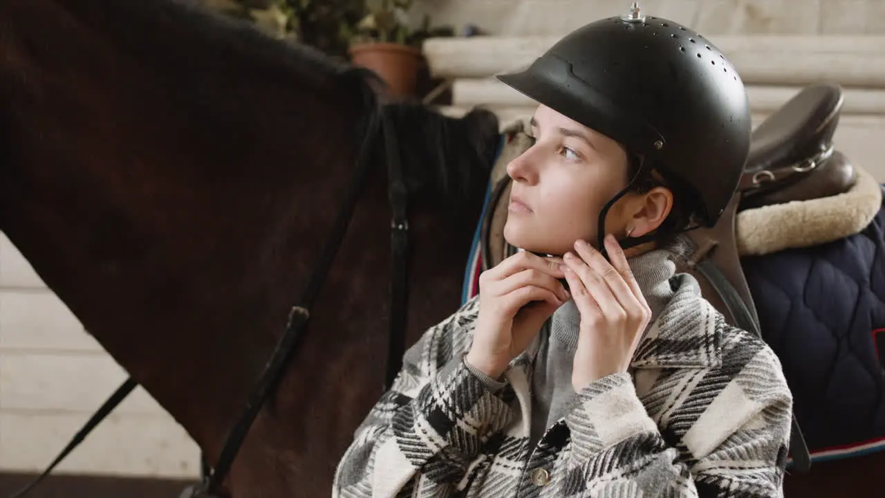 Mujer Joven Poniéndose Un Casco Y Acariciando Un Caballo Marrón