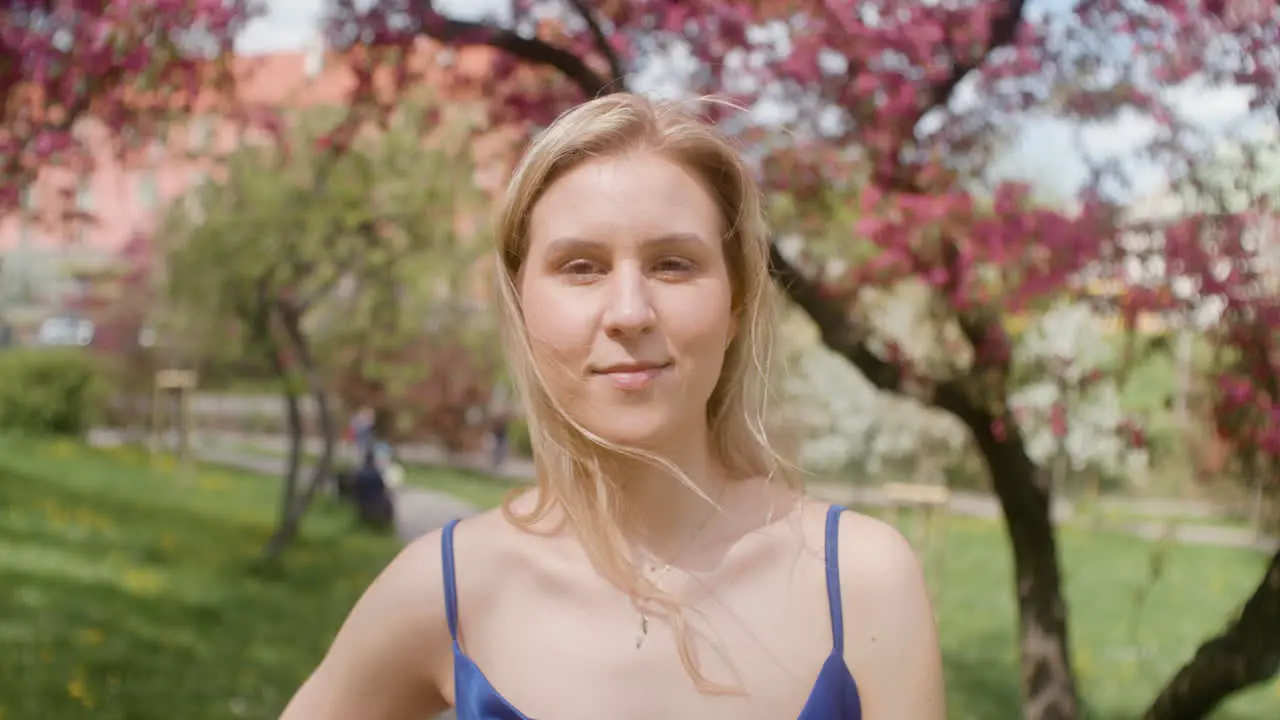 Mujer Rubia Sonriendo A La Cámara