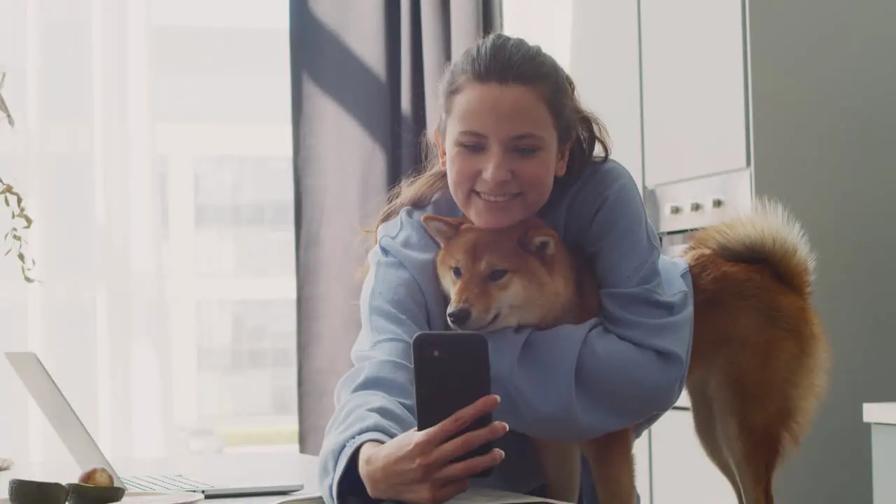 Linda Chica Se Toma Una Selfie Con Su Perro En Casa