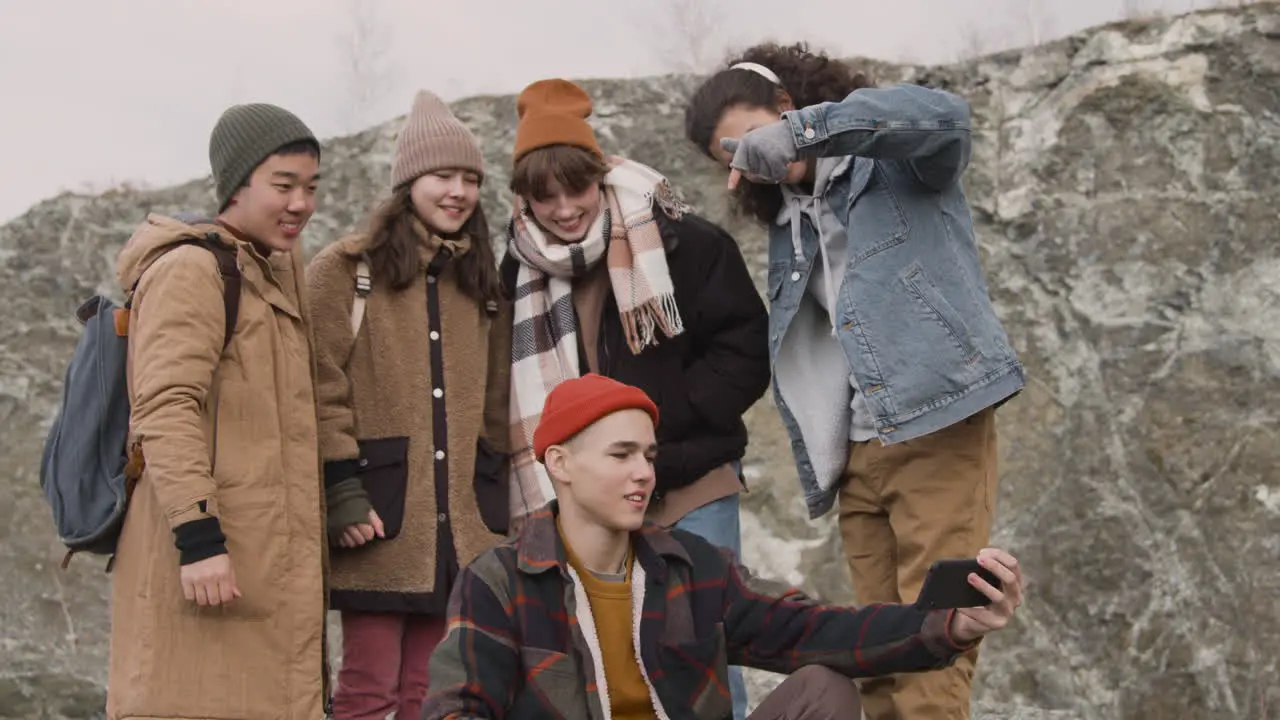 Grupo De Amigos Adolescentes Vestidos Con Ropa De Invierno Tomando Un Selfie En La Montaña