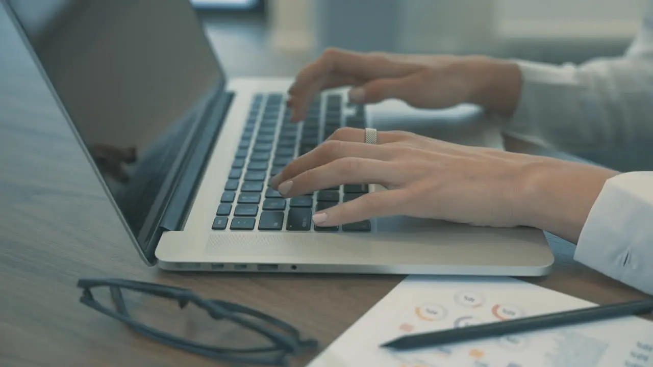 Manos Femeninas Escribiendo En El Teletrabajo Portátil