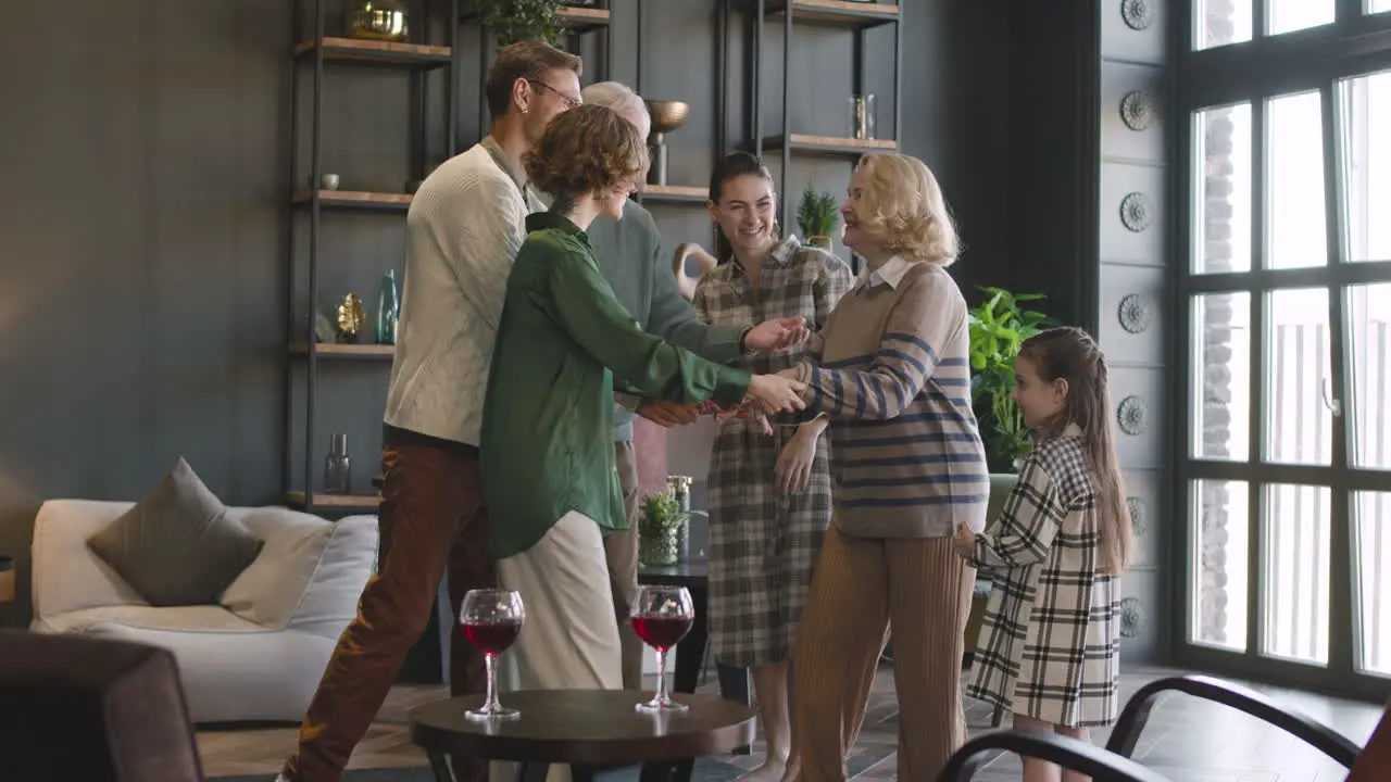 Familia Feliz Visitando A Los Abuelos En Casa Y Abrazándose Juntos