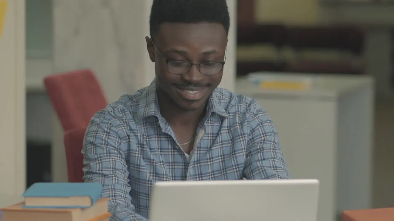 Schwarzer Student Der Auf Einem Laptop Tippt 1