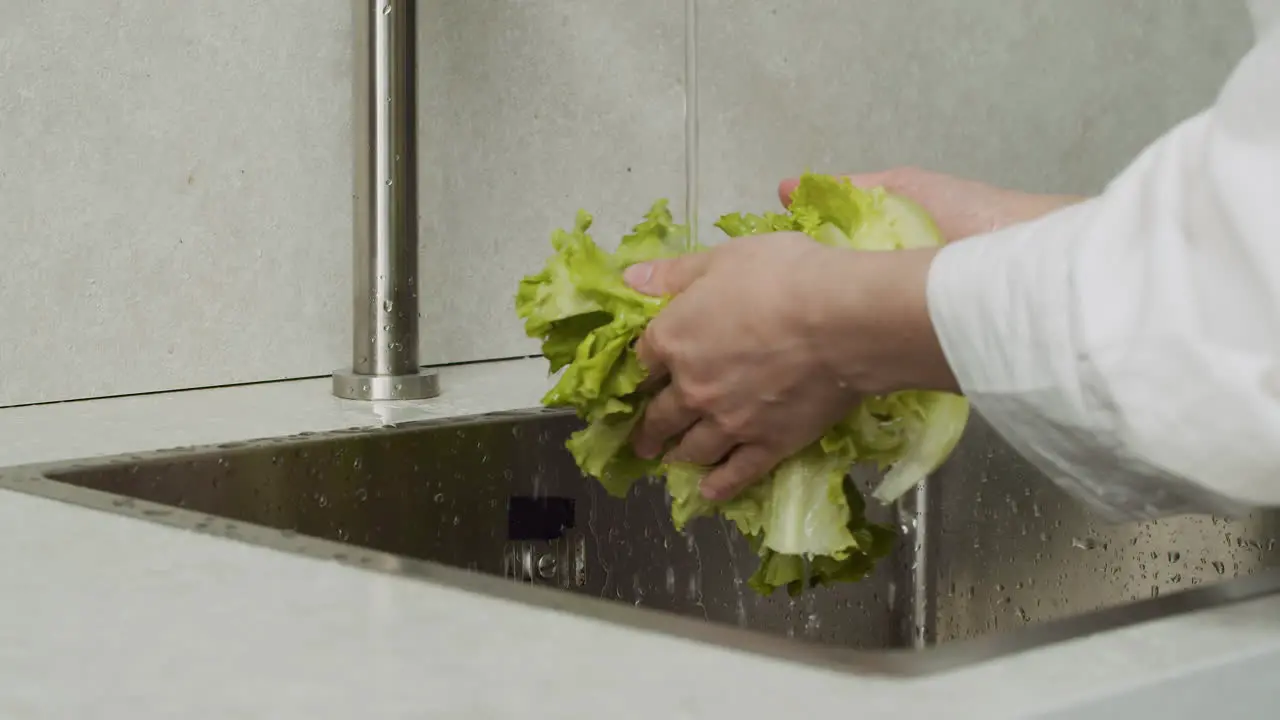 Nahaufnahme Einer Frau Die Salat In Einer Modernen Küchenspüle Wäscht