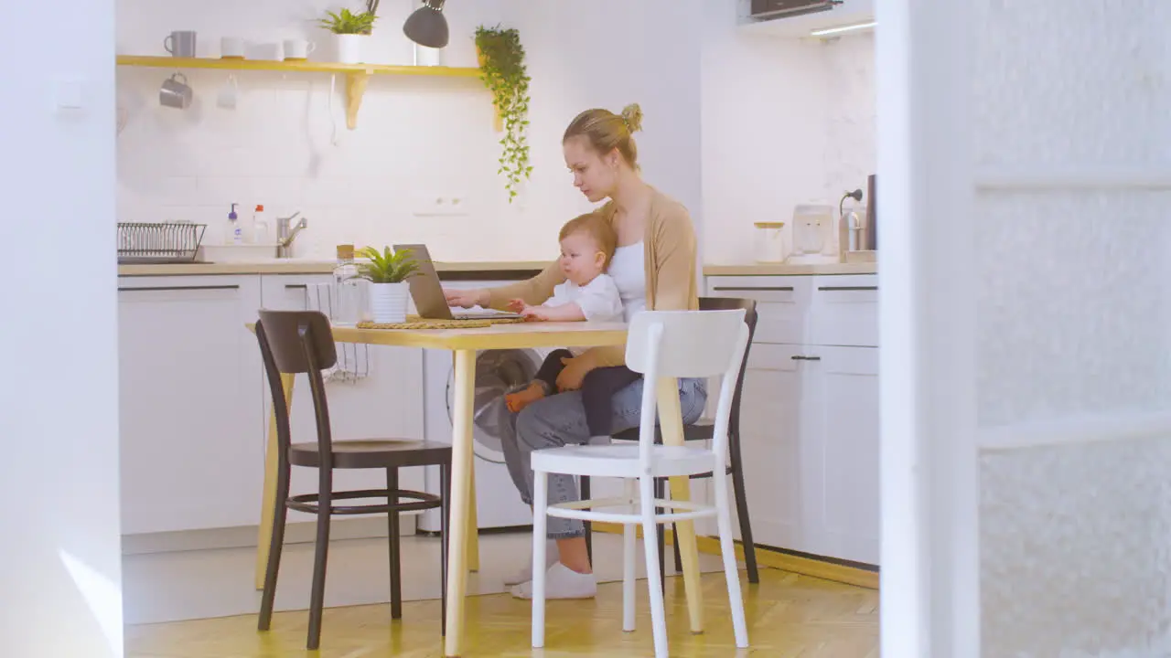 Junge Frau Die Am Laptop Arbeitet Während Sie Zu Hause Mit Dem Kleinen Jungen Sitzt 2