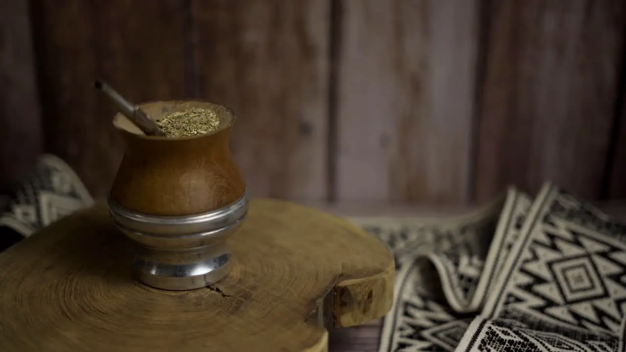 Close up of mate rotating on a piece of trunk