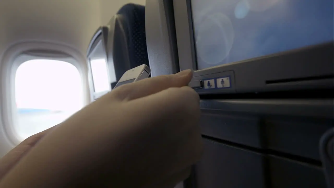 Connection of cell phone and seat monitor in plane via USB