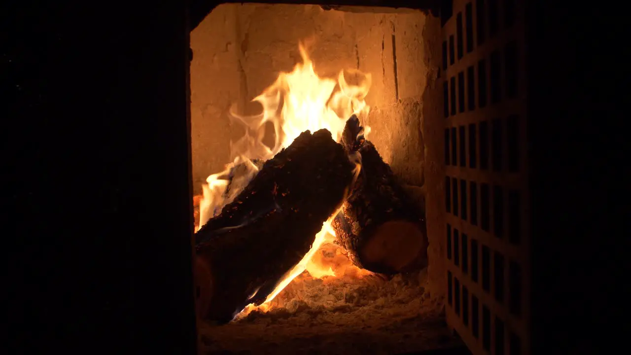 Firewood burning in Tile Stove Cockle