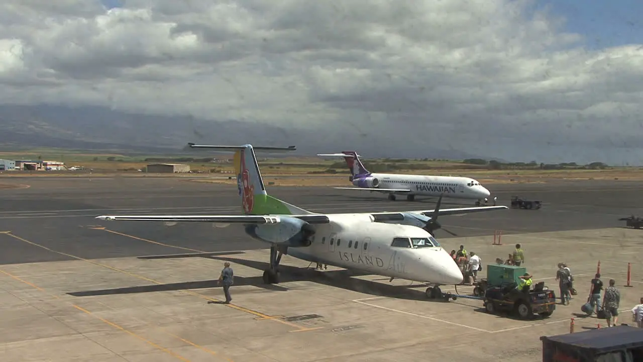 Maui passengers approach plane 2