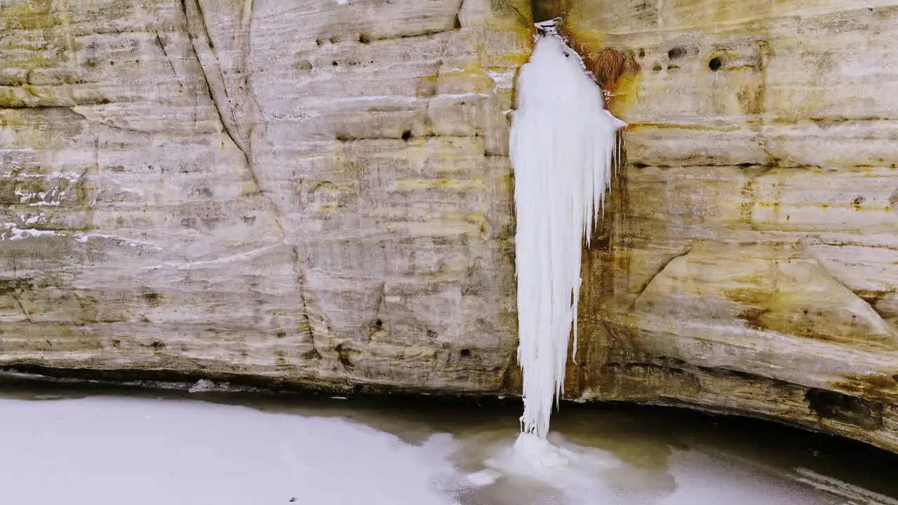 Video taken by a drone flying above the snowy Starved Rock State Park