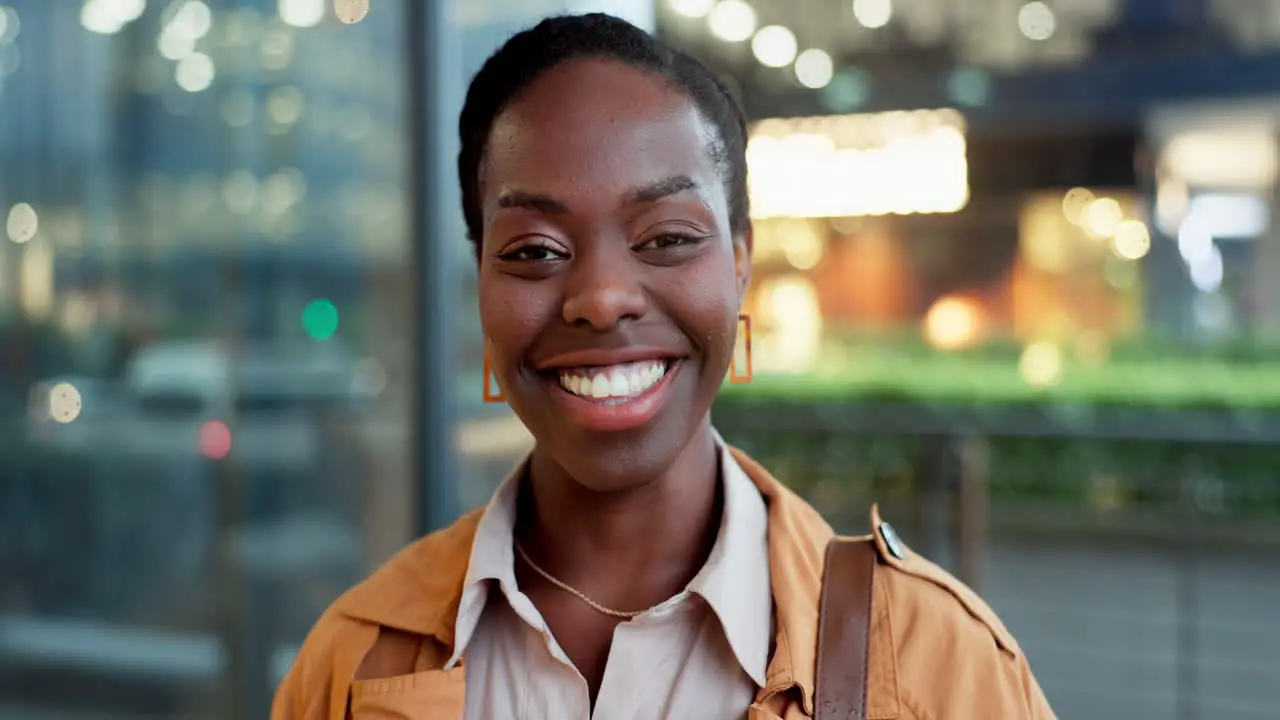 Black woman smile and portrait in a city