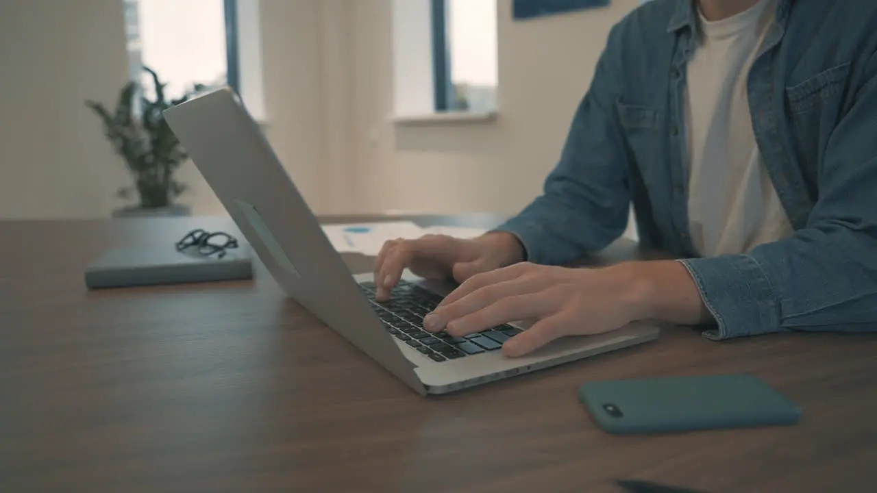 Manos Del Hombre Escribiendo En La Computadora Portátil Trabajando En La Oficina