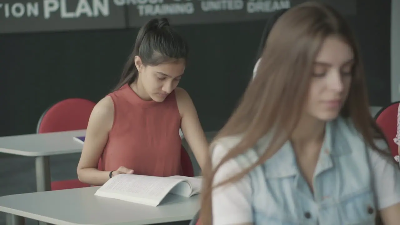 Chica Universitaria Estudiando En Clase