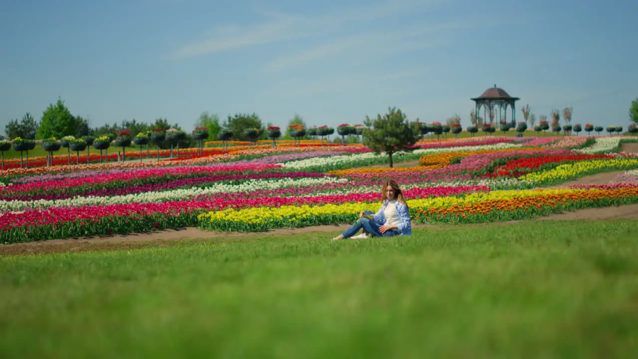 Parque Floreciente De Primavera Y Mujer Joven Relajándose En La Hierba Verde Fresca