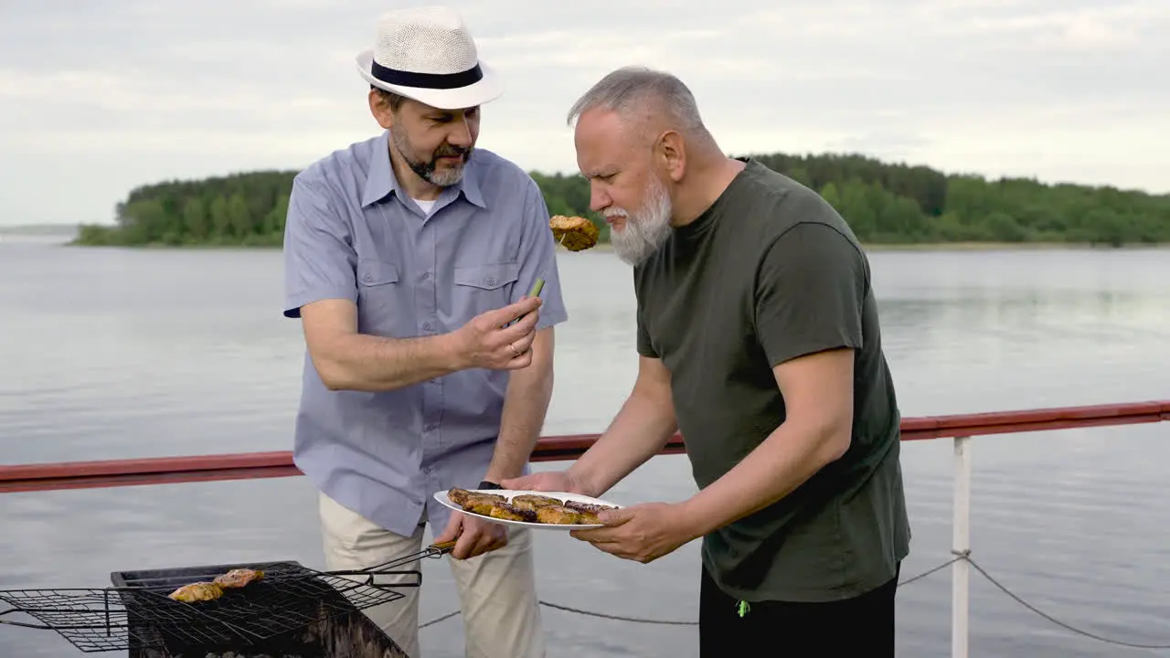 Dos Hombres Mayores Cocinando 2