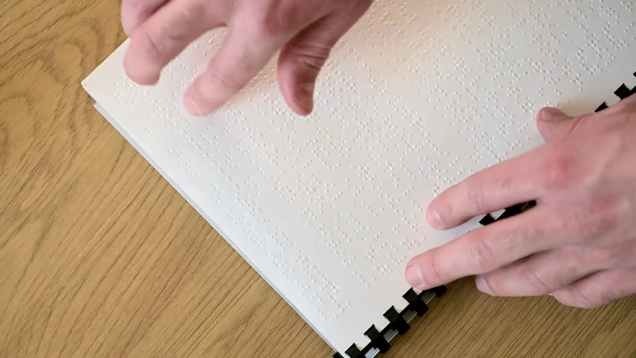 Cerca De Un Ciego Irreconocible Leyendo Un Libro En Braille