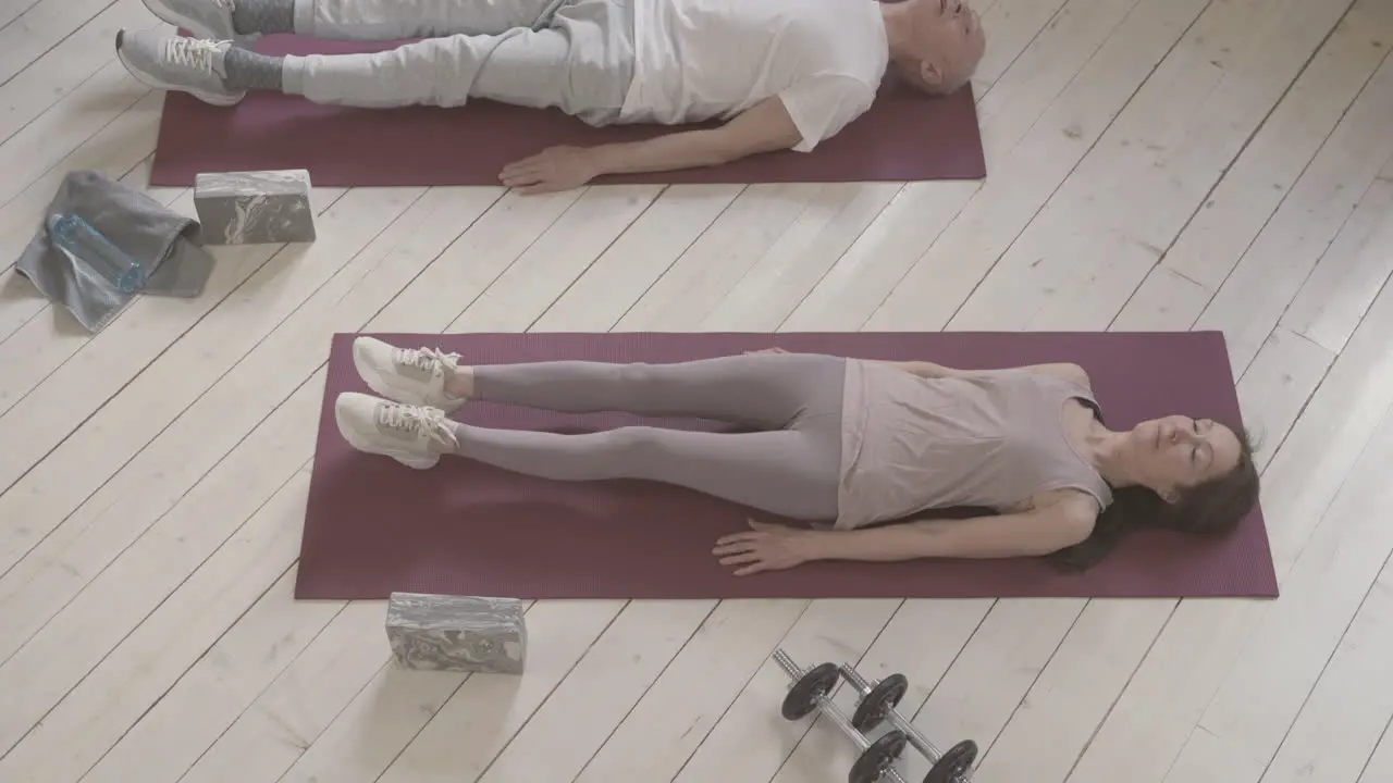 Viejos Hombres Y Mujeres Haciendo Ejercicio En La Alfombra De Yoga En Casa