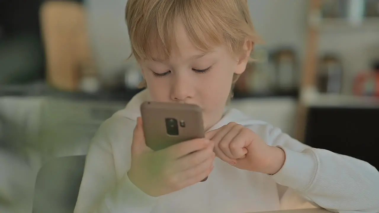 Niño Con Teléfono Usando Aplicaciones En Casa