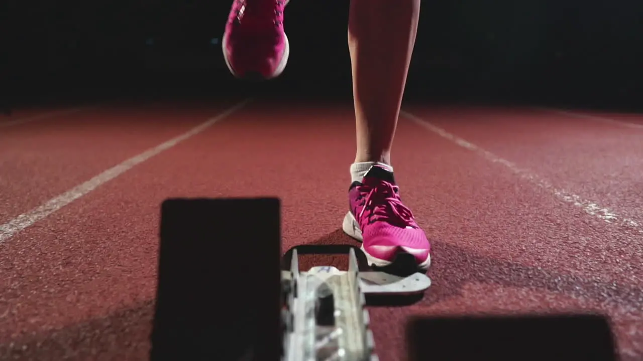 Piernas De Primer Plano En Zapatillas De Deporte Los Atletas Corren En La Pista Del Complejo Deportivo Y Corren En Cámara Lenta