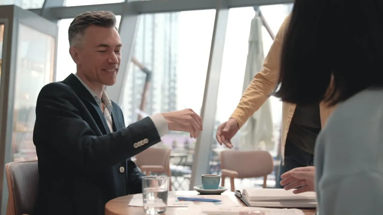 Ein Geschäftsmann Hat Ein Treffen Mit Einer Nicht Wiederzuerkennenden Frau In Einer Cafeteria 3