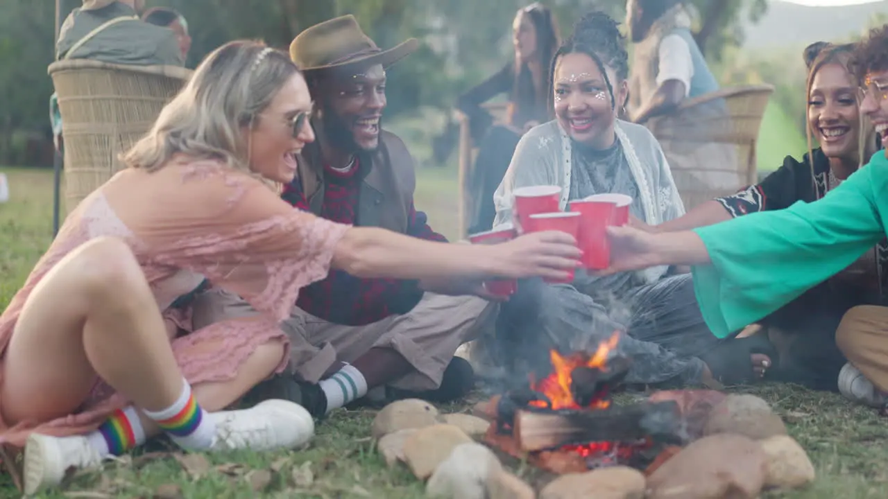 Amigos Aplauden En El Festival De Música Con Bebidas