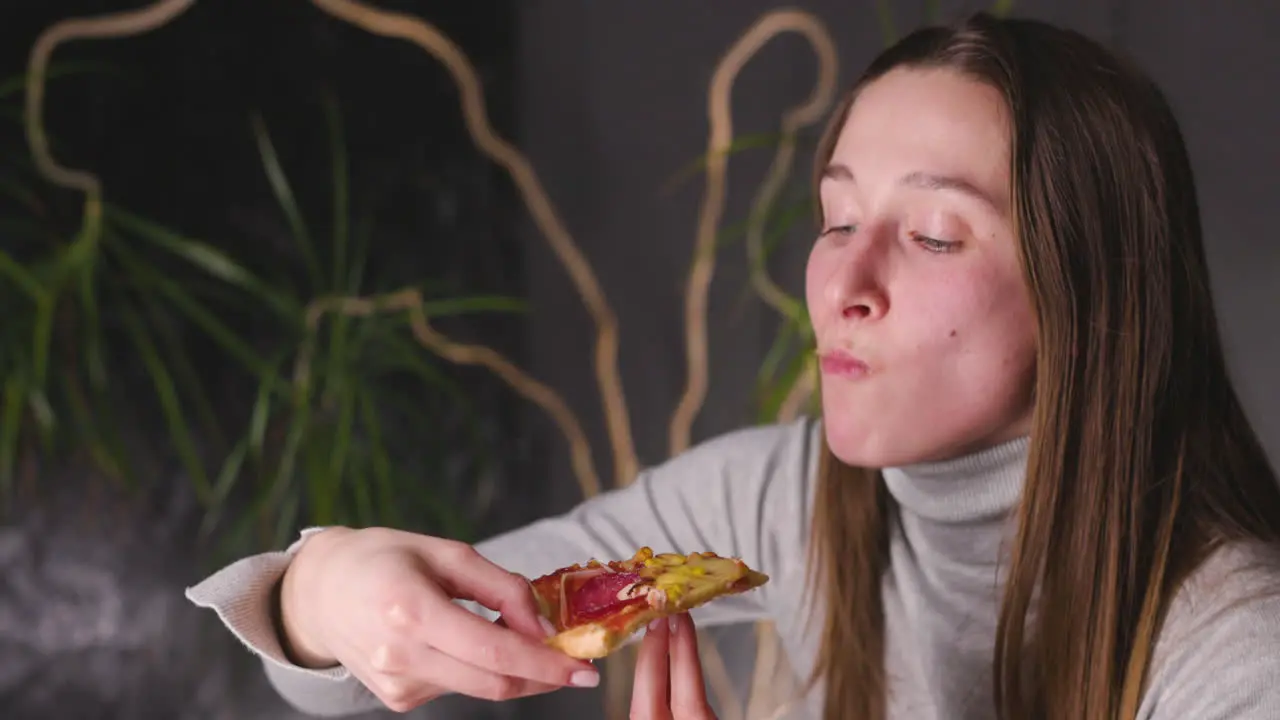 Mujer Hambrienta Tomando Un Descanso Y Comiendo Pizza Sabrosa 2