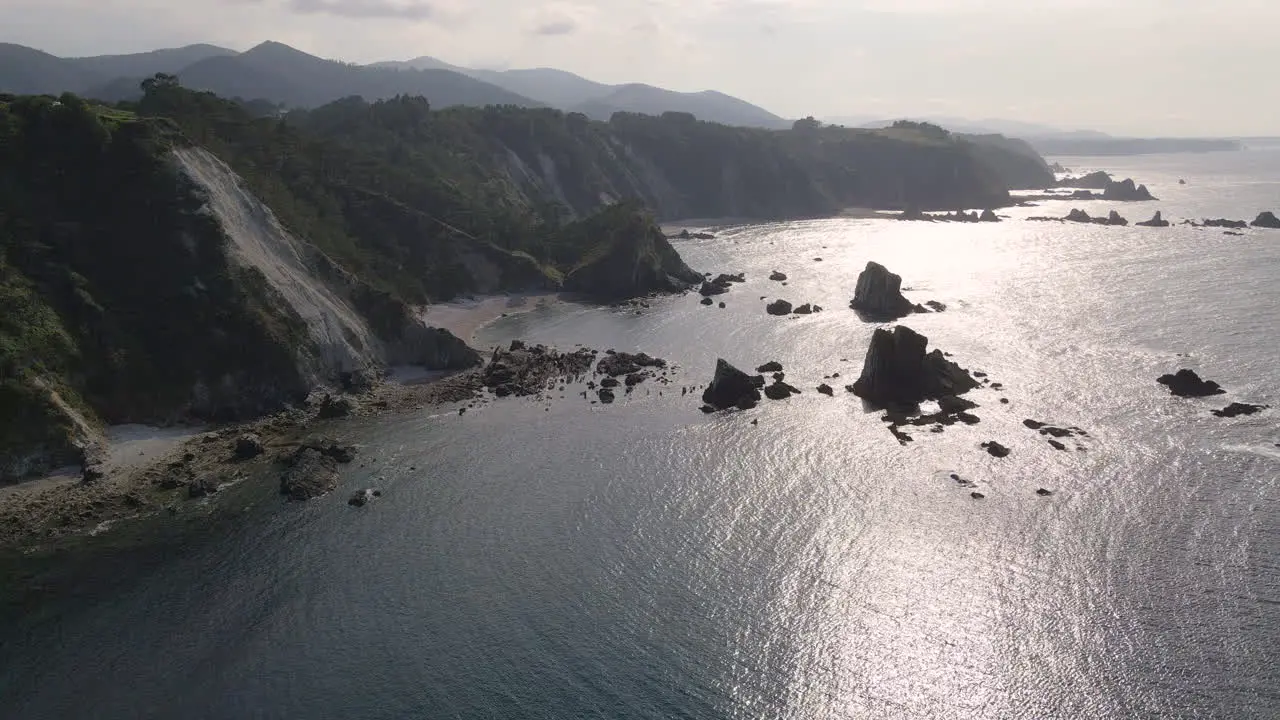 Vista Aérea De La Hermosa Costa Salvaje Del Acantilado Al Atardecer