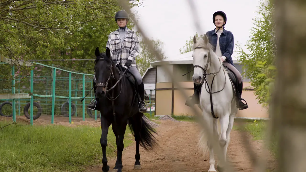 Dos Adolescentes Sonriendo Y Montando A Caballo En Un Día Nublado