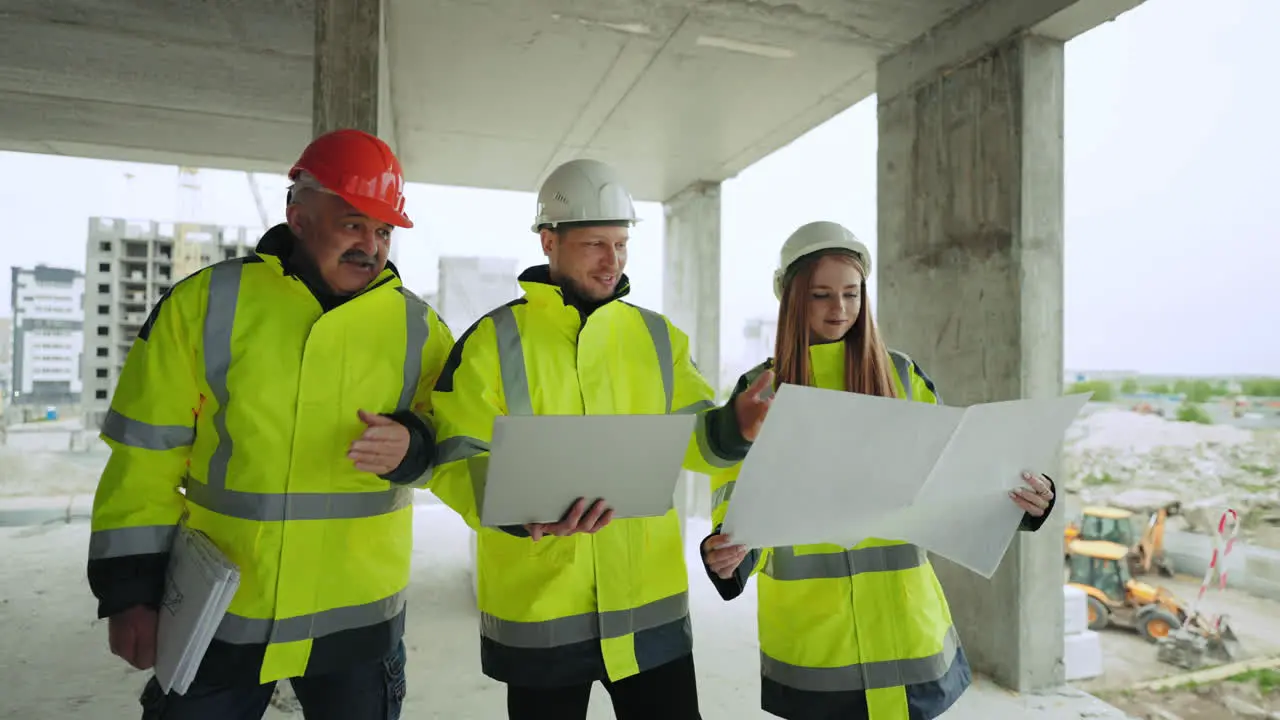 Inspección De Edificios En El Sitio De Construcción Joven Arquitecta Y Capataces Due Diligence De Bienes Raíces