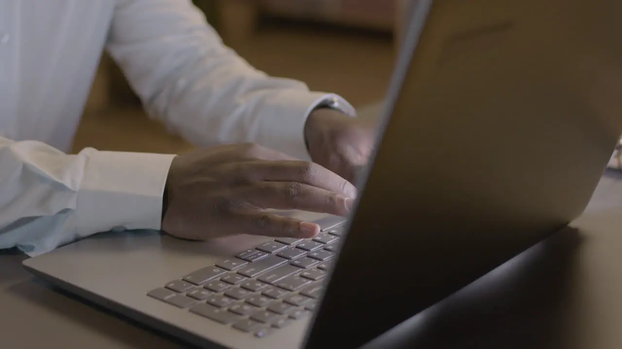 Primer Plano De Manos Masculinas Americanas Escribiendo En El Teclado Del Portátil En El Lugar De Trabajo