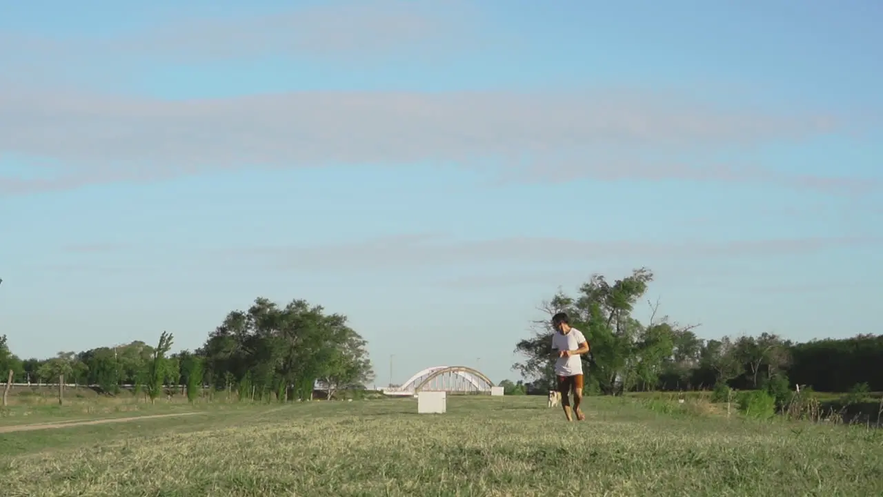 Joven Corriendo Junto A Su Perro