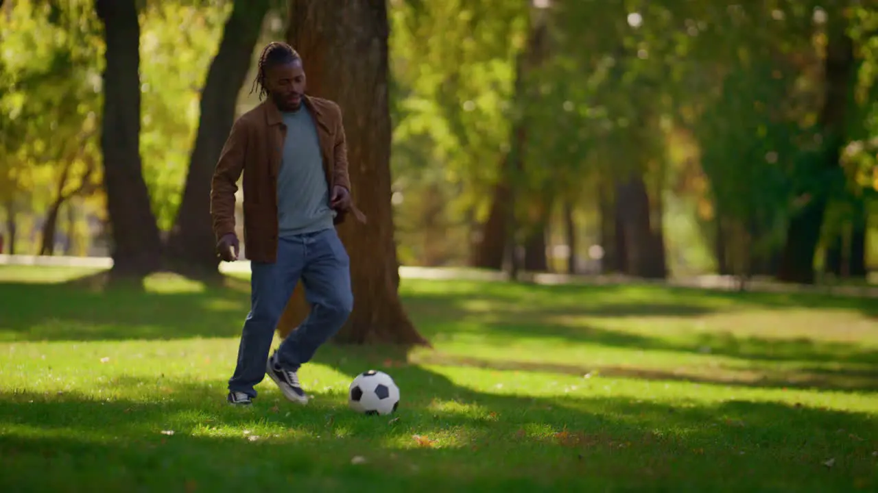 Erwachsener Mann Trainiert Fußballtricks Im Sonnigen Frühlingspark Glücklicher Spieler Auf Dem Feld