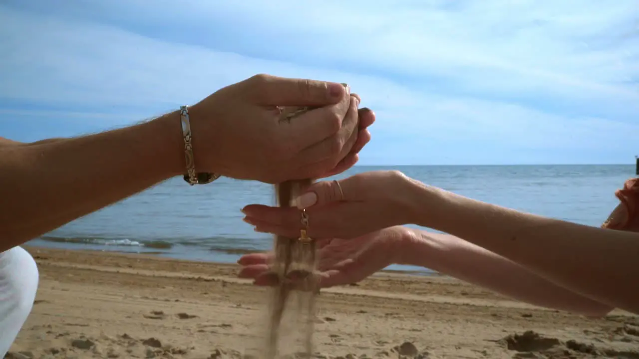 Liebespaar Das Spaß Am Sandstrand Hat Sand Strömt Aus Den Händen