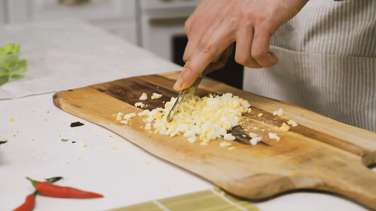 Nahaufnahme Von Zwei Händen Die Knoblauch Mit Einem Messer Auf Einem Küchenbrett Auf Der Arbeitsplatte Hacken