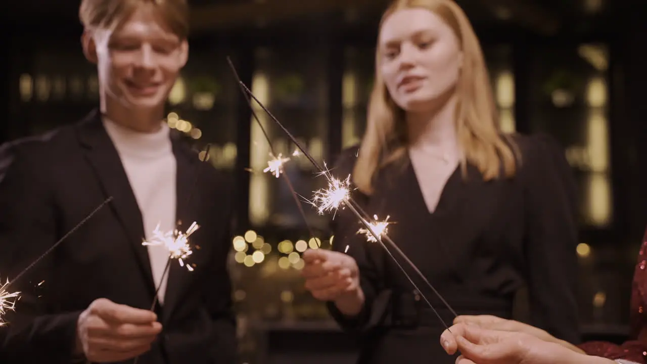 Nahaufnahme Einer Gruppe Von Freunden Die Stilvolle Kleidung Tragen Tanzen Und Wunderkerzen Auf Der Silvesterparty Halten