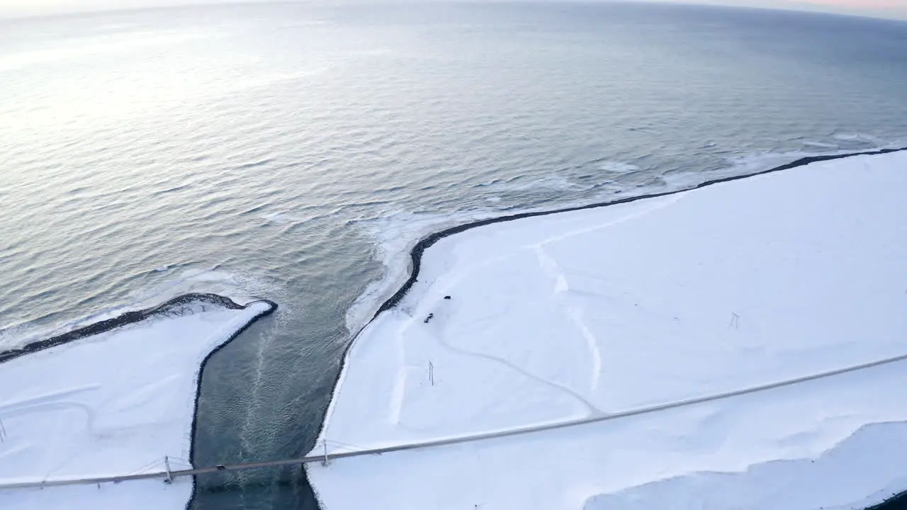 Antenne Vogelansicht Der Weißen Schneeküste Am Schwarzen Strand In Island Winter Schnee