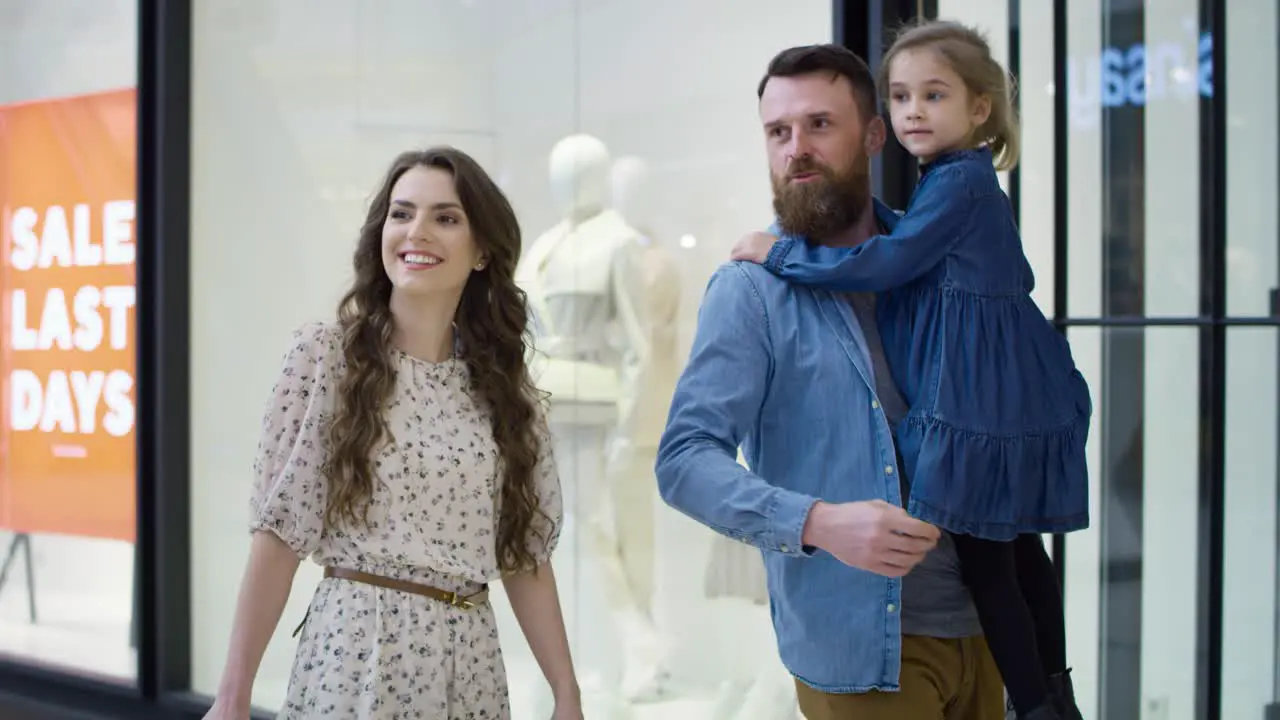 Handheld video of family shopping at the mall