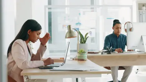 Angry frustrated business woman on laptop