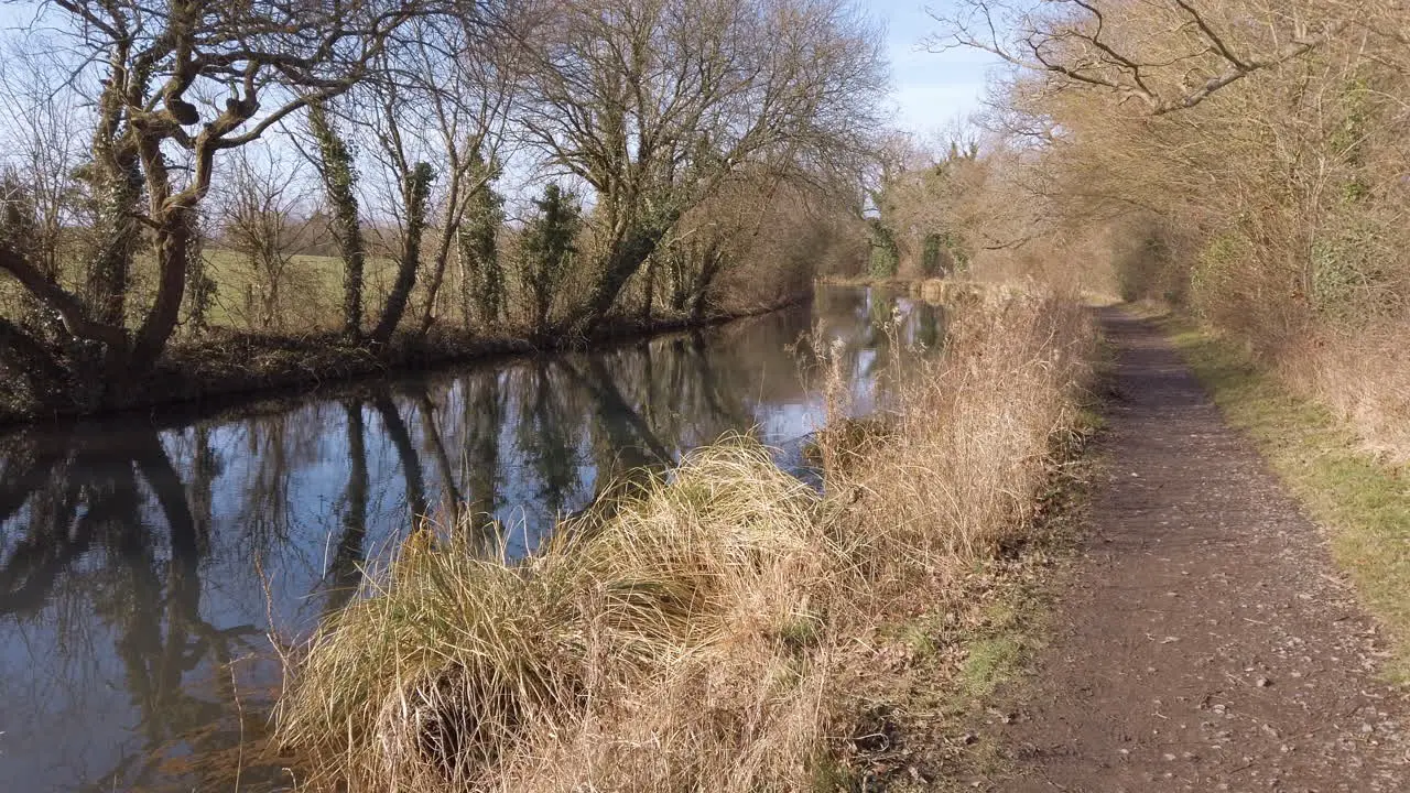 Walking along the Basingstoke Canal