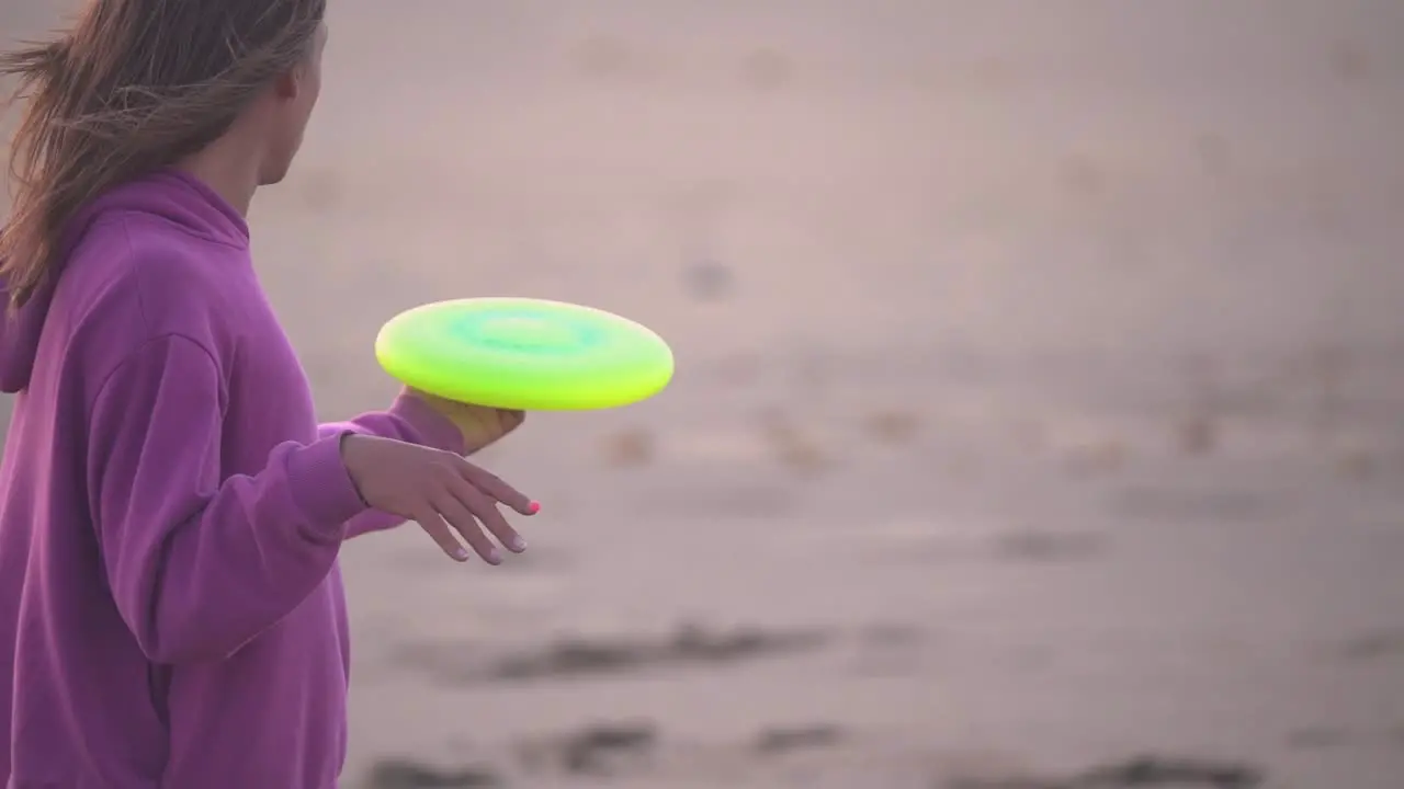 Frisbee tricks at the beach