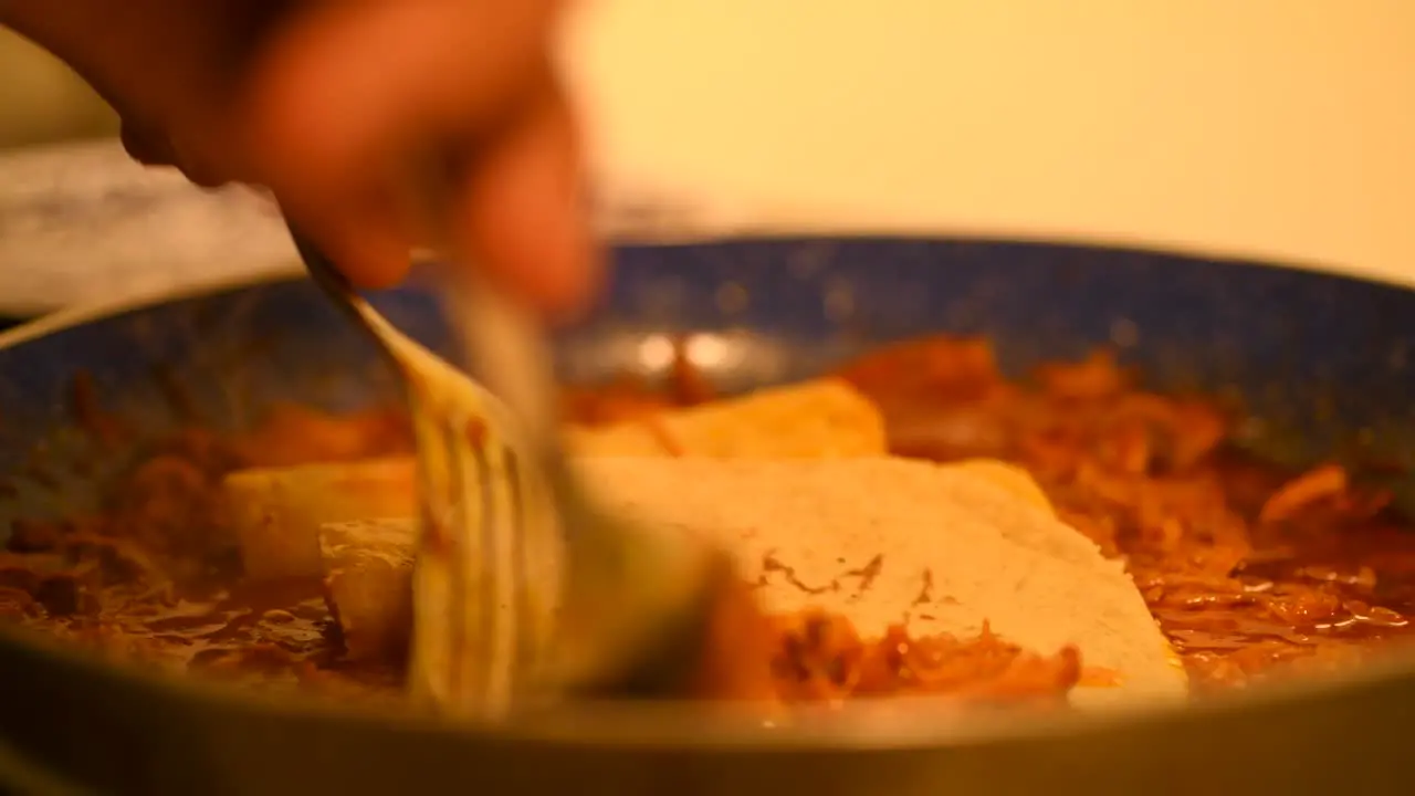 Serving the typical cochinita pibil taco in a pan