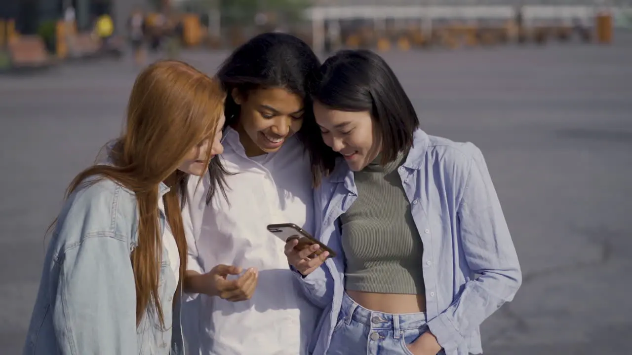 Mujeres Felices Multiétnicas Viendo Algo En El Teléfono Al Aire Libre