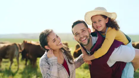 Unión De Hombre Mujer Y Niña En La Granja En La Naturaleza