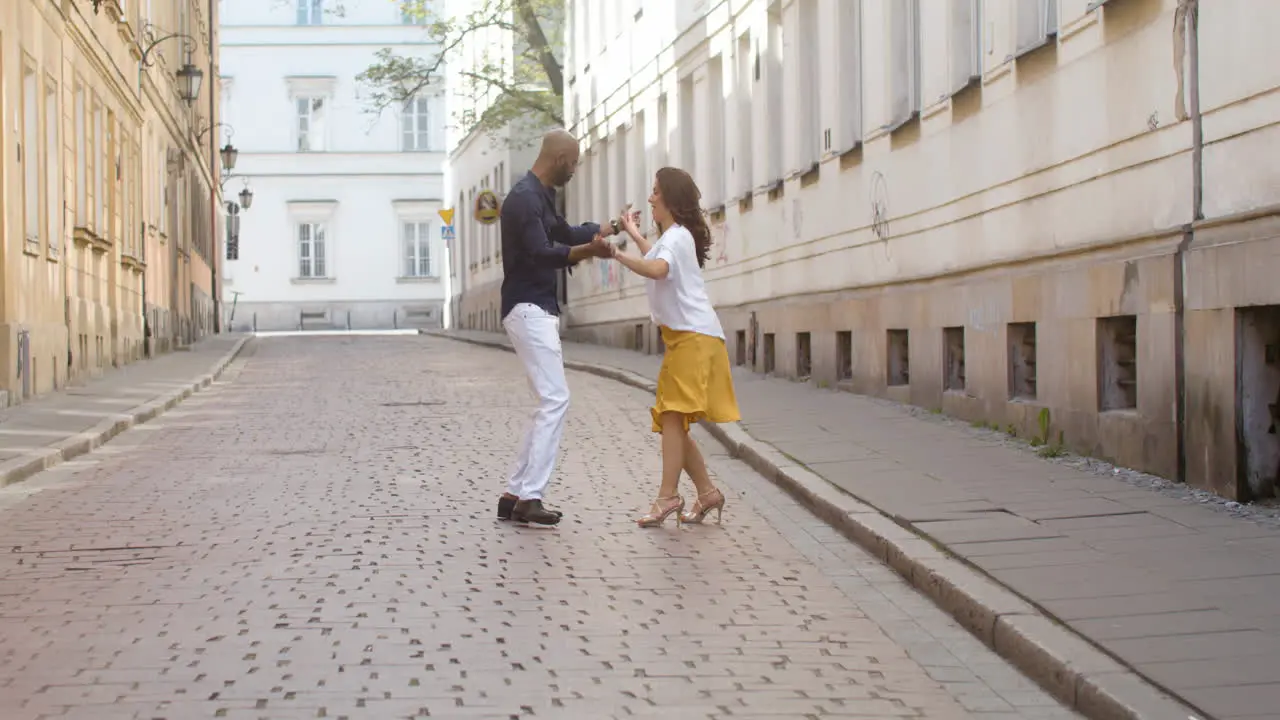 Gemischtrassiges Paar Tanzt Bachata In Der Altstadtstraße 11