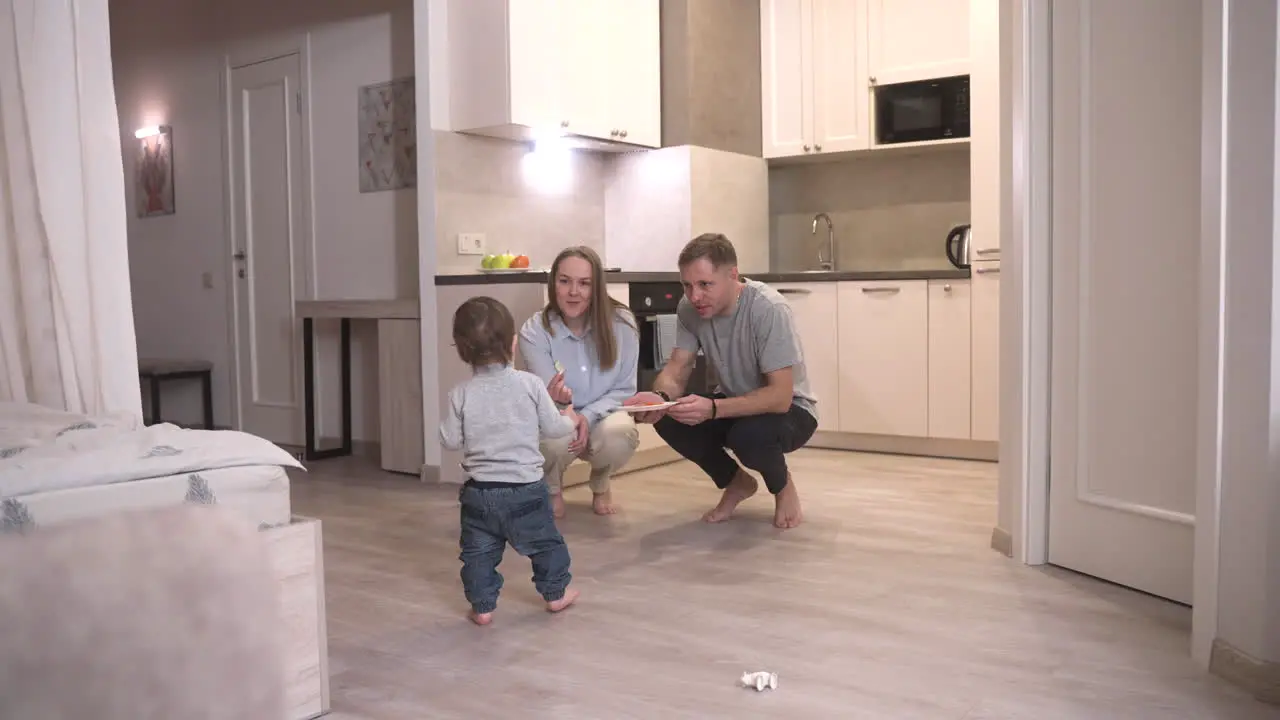 Bebe Dando Sus Primeros Pasos A La Cocina