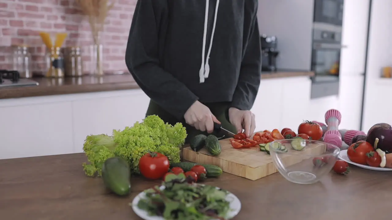 Preparando Una Receta Vegana Cortando Verduras